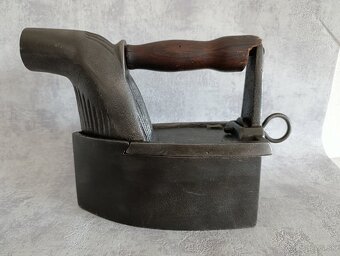 Stará velká orig. atypická žehlička s komínem, 4,69kg TOP - 2