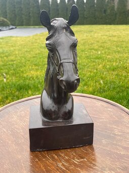 bronzová socha -kôn - 2