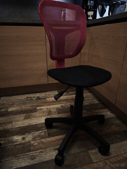 Decká kancelárska stolička. - 2