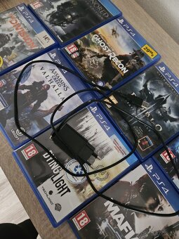 Predám Playstation 4 slim 500gb - 2