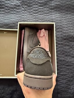 Nike Travis Scott Jordan 1 Low Velvet Brown - 2