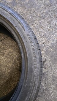 255/40 R19 - 2