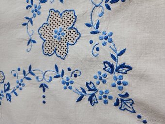 Krásny biely obrus zdobený bohatou modrou výšivkou kvietkov - 2