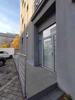 153m2 Lukratívny obchodný priestor v Hoteli Aston s výkladmi - 2