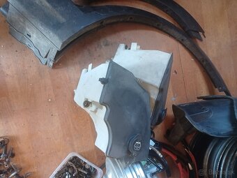 Bmw x3 e83 lemy blatníkov a nádobka ostrekovačov - 2