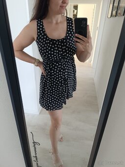 Mini šaty s opaskom - 2