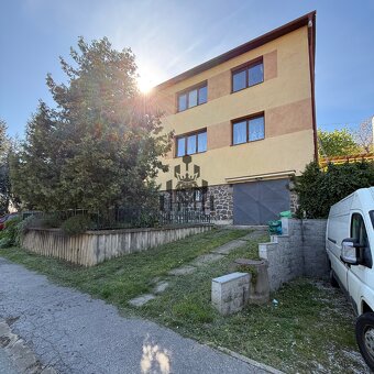 Rodinný dom s dvoma bytovými jednotkami, garážou a veľkým po - 2