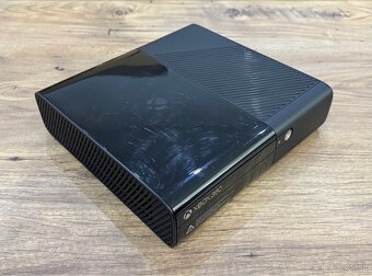 Samostatná herná konzola XBOX 360E 4GB na diely / opravu - 2