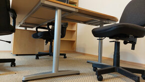 Kvalitný veľký rohový kancelársky stôl s veľkou komodou - 2