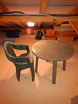 Plastový stôl a stoličky - 2