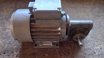 Elektromotor s prevodovkou - 2