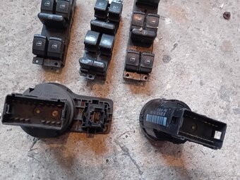 Predam octavia 1,golf passat,atd.4,tlacitka+vypínače - 2