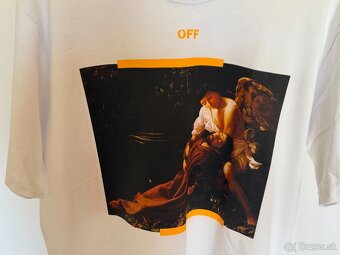 OFF-WHITE Arrow Caravaggio St Fran tričko - 2