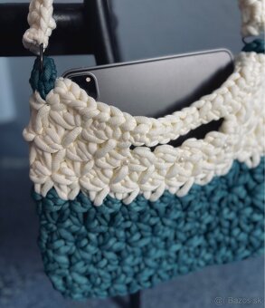 Háčkovaná crossbody kabelka z bielo-zelených priadzí - 2
