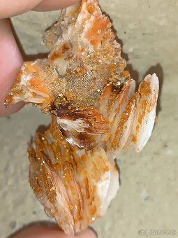 Minerál Vanadinit na baryte - 2