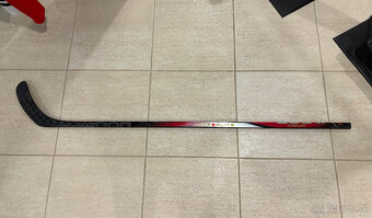 Predám hokejku Bauer Hyperlite 2 77flex ľavá P92 - 2