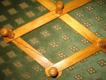 drevený retro vešiak - 2