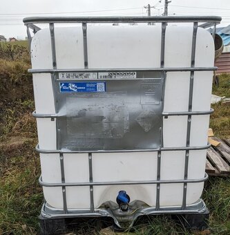 Predám IBC nádrže na plastovej palete, čisté - 2