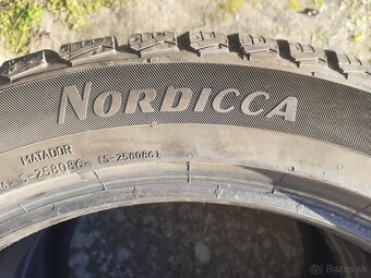 Predám zachovalé zimné pneumatiky na Hondu Civic 8g - 2