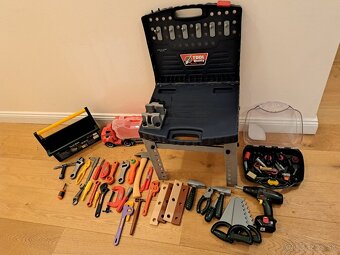 Stol s naradim, kamion s naradim, ... - 2