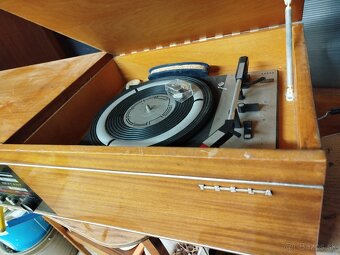 Starý radiogramofon - 2