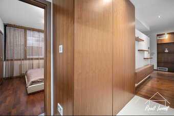 NA PREDAJ: Elegantný 2-izbový byt v Srdci Bratislavy - 2