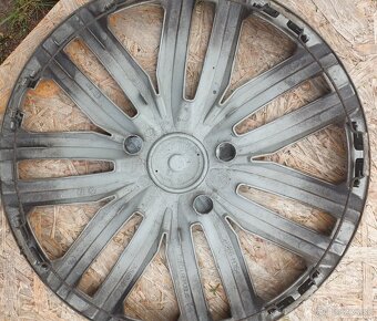 Predam 3 puklice VW 16 - 2