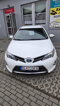 Predám toyota auris 1.8 hybrid - 2