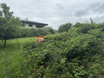 Rovinatý ideálny stavebný pozemok 609 m2 Marianka - 2