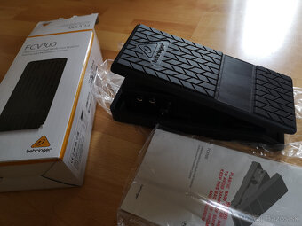 Volume / modulation pedal Behringer FCV10 - 2