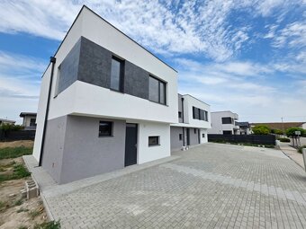 moderný dom v Jarovciach - na predaj 2 byty s pozemkom - 2