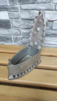Starodávna žehlička na uhlie. - 2