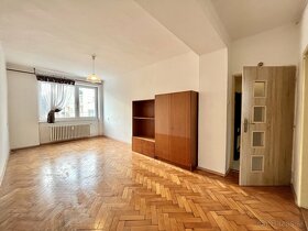 REZERVOVANÝ na predaj 2 izbový tichý byt v centre Vranova - 2