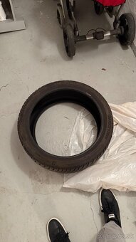 Zimne 2ks 235/40 R20 - 2
