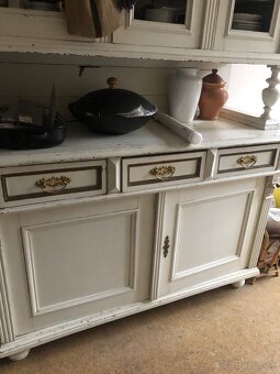 Starožitný kredenc - 2