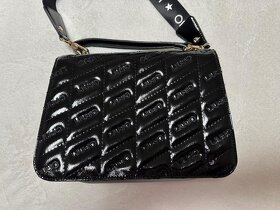 Čierna lakovaná kabelka s nápismi zn. LIU JO originál - 2