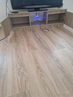 TV stolík s LED podsvietením – ako nový - 2