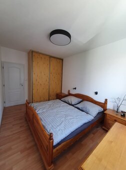 Manželská posteľ s nočnými stolíkmi a komodou - 2
