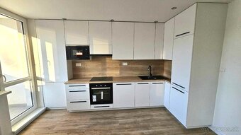 NOVOZREKONŠTRUOVANÝ 3 izb. byt ROSNÁ ul. blízko centra mesta - 2