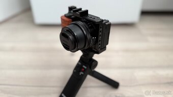 Predám úplne nový Sony ZV-E10 plus grip - 2