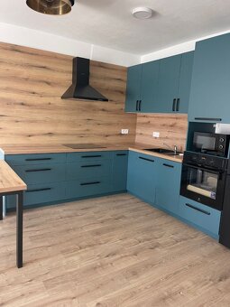 Exkluzívne - 3 izbový zariadený byt s predzáhradkou a parkov - 2