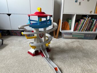 SPIN MASTER Paw Patrol Hliadkovacia veža so závodnou dráhou - 2