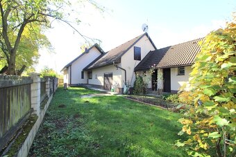 Rodinný dom so záhradou / 837 m2 / - Beluša - 2