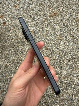 IPhone 15 - baterie 90% - 2