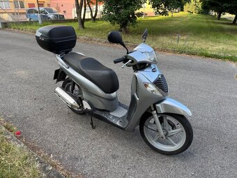 Honda SH 150. rok 2007. Najeto 43100km + kufr +helma - 2