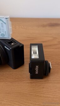 Sony ZV-1 Mark II + 2 batérie + mini blesk Godox – výborný s - 2