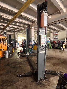 Predám 2ks hydraulické zdvihaky - 2