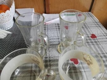 Štyri pohare na čaj, dva na kávu cena za všetky spolu - 2