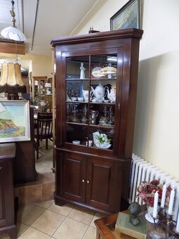 Masívna rohová vitrína - 2