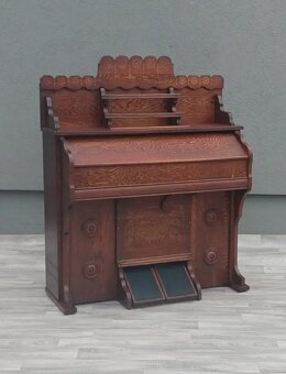 Organ s dubovým puzdrom Needham. - 2